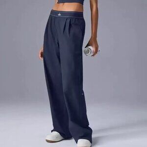 Alo athletic pants, loose fit, slimming, lightweight, high-waisted wide-leg pant